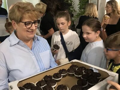 Babeczki od  solenizantki rozdaje  Pani Helena Mendoń