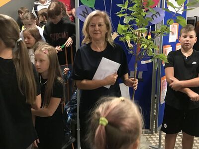 Dyrektor szkoły Mirosława Turczyn wśród uczniów