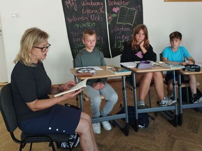 Dyrektor szkoły, Mirosława Turczyn czyta Kordiana Juliusza Słowackiego