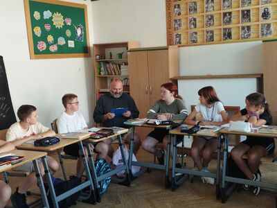 klasa 6 słucha fragmentów Kordiana , czyta  p. Dariusz Czesnowski