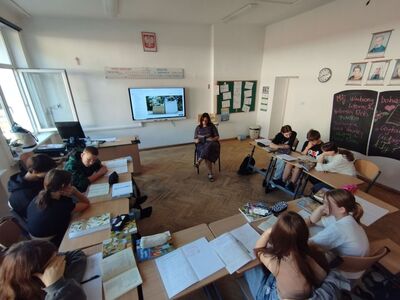 Pani Magdalena Bonat czyta klasie 8 fragmenty Kordiana