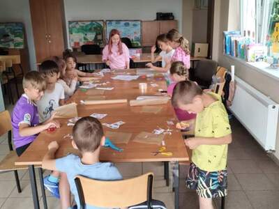 dzieci wykonują naklejki domowym sposobem