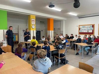 Spotkanie uczniów z klas IV - VIII z policjantami.