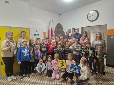 Uczniowie z klas I - III z wychowawcami i policjantami.
