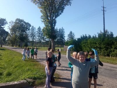 Uczniowie klasy czwartej podczas akcji Sprzątania Świata