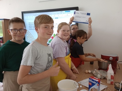 Uczniowie z klasy VI przygotowują składniki na gofry.