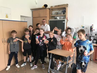 Klasa IV z wychowawcą zadowoleni z przekąski warzywnej.