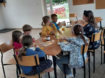 Wspólna przekąska uczestników zajęć PWD Przystawy