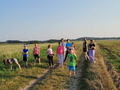 dzieci podczas zabaw i aktywności na świeżym powietrzu