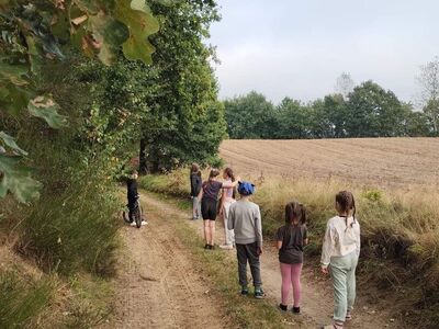 dzieci podczas zabaw i aktywności na świeżym powietrzu