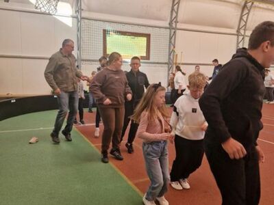 Taniec integracyjny - wszyscy ruszyli do tańca na dźwięk melodii.