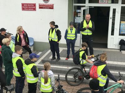 Organizator rajdu Kamil Wiśniewski wita wszystkich uczestników.