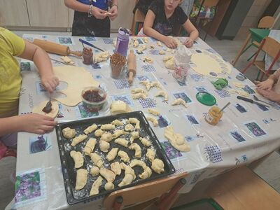 wspólne zwijanie rogalików