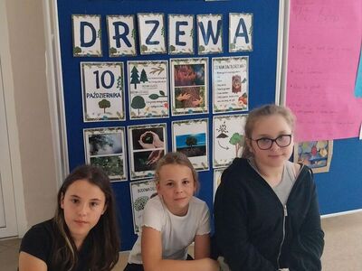 Uczennice klasy szóstej przy gazetce tematycznej