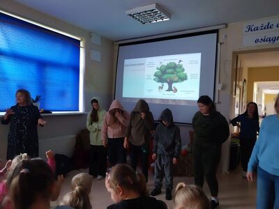 Uczniowie klasy piątej prezentują znaczenie drzew w rytmie hip-hopu