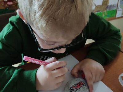 Przygotowywanie kamyków szczęścia w PWD Kosierzewo