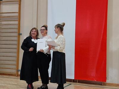 Dyrektor w trakcie przyznawania Nagrody pracownikowi szkoły.