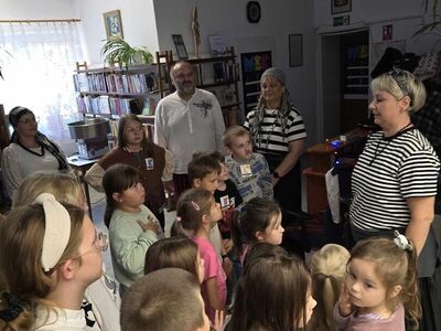 Uczestnicy i bibliotekarze na Nocy Bibliotek 2024