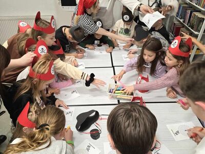Uczestnicy i bibliotekarze na Nocy Bibliotek 2024