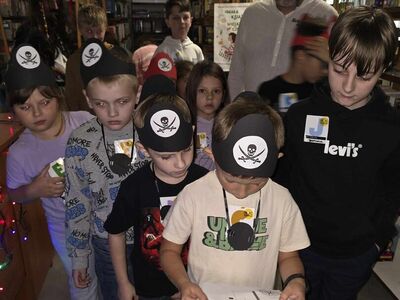 Uczestnicy i bibliotekarze na Nocy Bibliotek 2024
