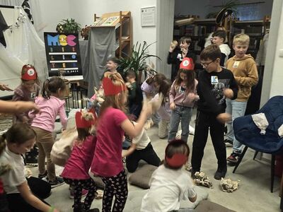 Uczestnicy i bibliotekarze na Nocy Bibliotek 2024