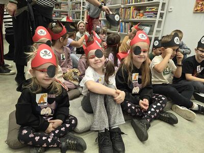 Uczestnicy i bibliotekarze na Nocy Bibliotek 2024