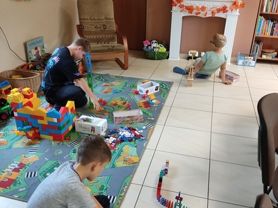 Dzieci budują z klocków.