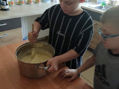 Zabawy w kuchni - dzieci przygotowują smaczne babeczki.