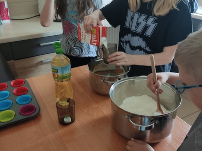 Zabawy w kuchni - dzieci przygotowują smaczne babeczki.