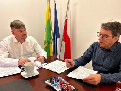 Podpisywanie umowy Wójt Krzysztof Jarotek  oraz Grzegorz Kocur przedstawiciel firmy AGRO – HATECH.