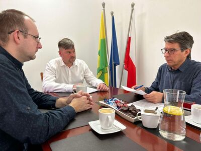 Podpisywanie umowy Wójt Krzysztof Jarotek  oraz Grzegorz Kocur przedstawiciel firmy AGRO – HATECH w obecności Adama Kallaura kierownika Referatu Inwestycji i Gospodarki Przestrzennej.