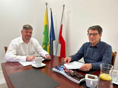 Podpisywanie umowy Wójt Krzysztof Jarotek  oraz Grzegorz Kocur przedstawiciel firmy AGRO – HATECH.
