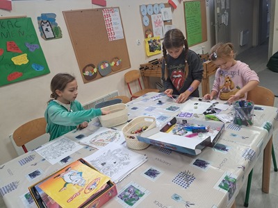 Dzieci malują mandale i tatuaże