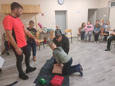 Tata z synem przy resuscytacji