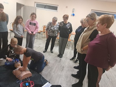 Dzieci i seniorki przy resuscytacja krążeniowo-oddechowa 