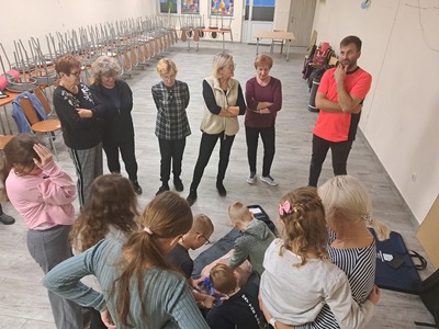 Dzieci i seniorki przy resuscytacja krążeniowo-oddechowa 