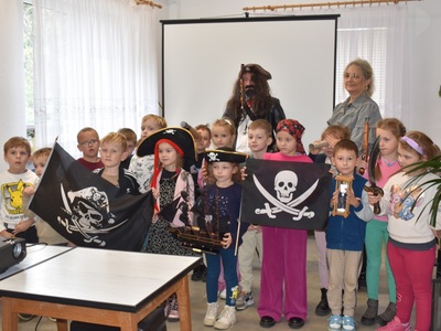 Pamiątkowa fotografia grupy sześcioletnich piratów