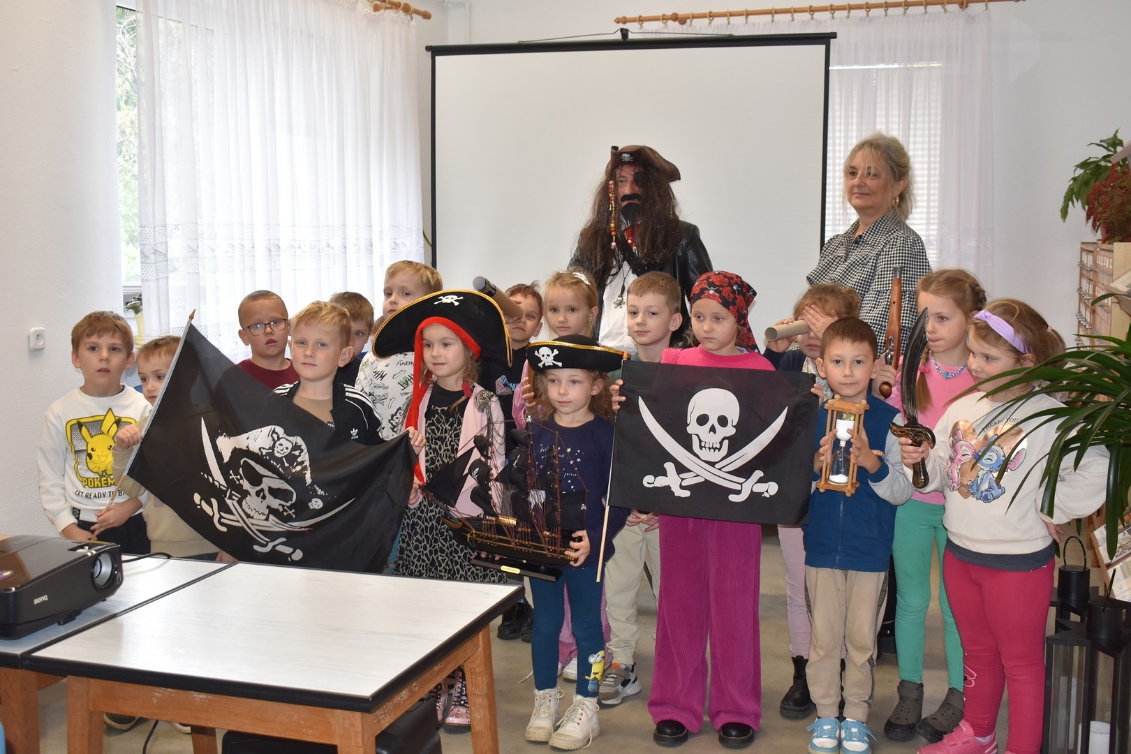 Pamiątkowa fotografia grupy sześcioletnich piratów

