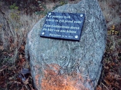 Tablica upamiętniająca dawnych mieszkańców tych terenów