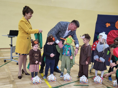 Dzieci z p. dyrektor i Wójtem Krzysztofem Jarotkiem