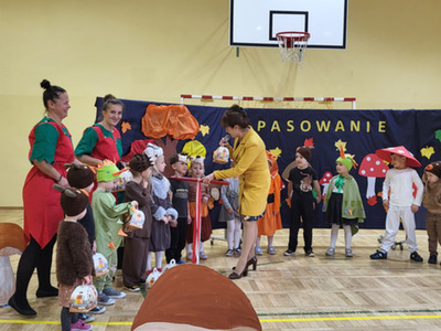 Pasowanie na przedszkolaka przez p. dyrektor