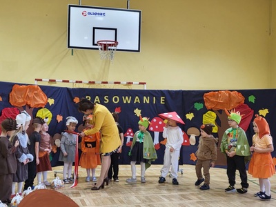 Pasowanie na przedszkolaka przez p. dyrektor