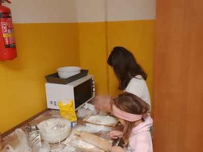 Dziewczynki przyrządzają pizze