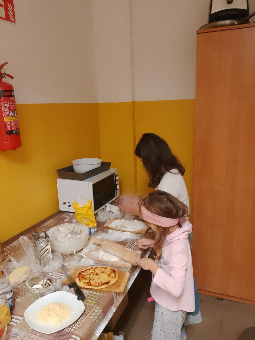 Dziewczynki przyrządzają pizze