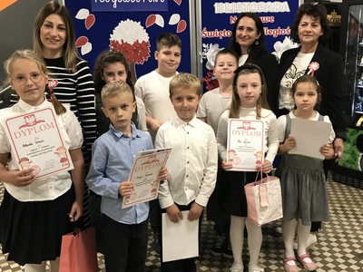 Wszyscy uczestnicy konkursu z komisją 