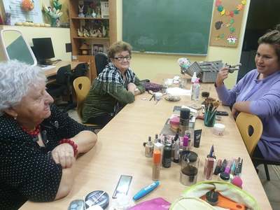grupa seniorów podczas warsztatów makijażu [400x300]