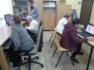 grupa seniorów podczas zajęć komputerowych [400x300]