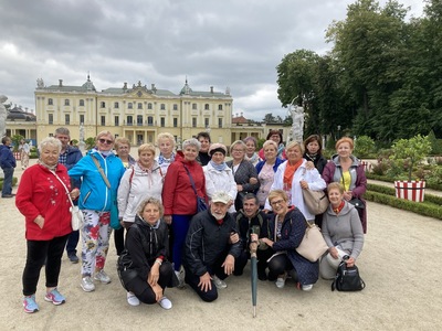 Grupa bobolickich seniorów podczas wycieczki na Podlasie zdjęcie przed pałacem [400x300]