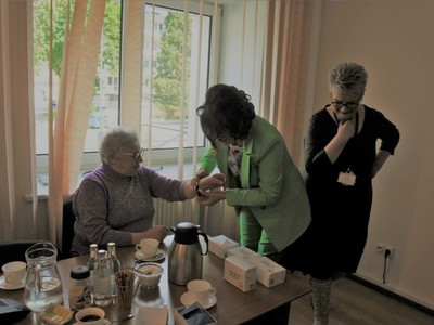 Korpus Wsparcia Seniorów-przekazanie opasek bezpieczeństwa (1)