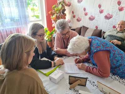 Korpus Wsparcia Seniorów-przekazanie opasek bezpieczeństwa (10)